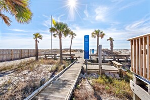 Property grounds - 6 Min. Walk to Beach- Sleeps 10 - Pool - Balcony- Lagoon Views (Gulf Shores)