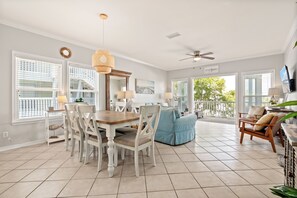 TV, offices - 6 Min. Walk to Beach- Sleeps 10 - Pool - Balcony- Lagoon Views (Gulf Shores)