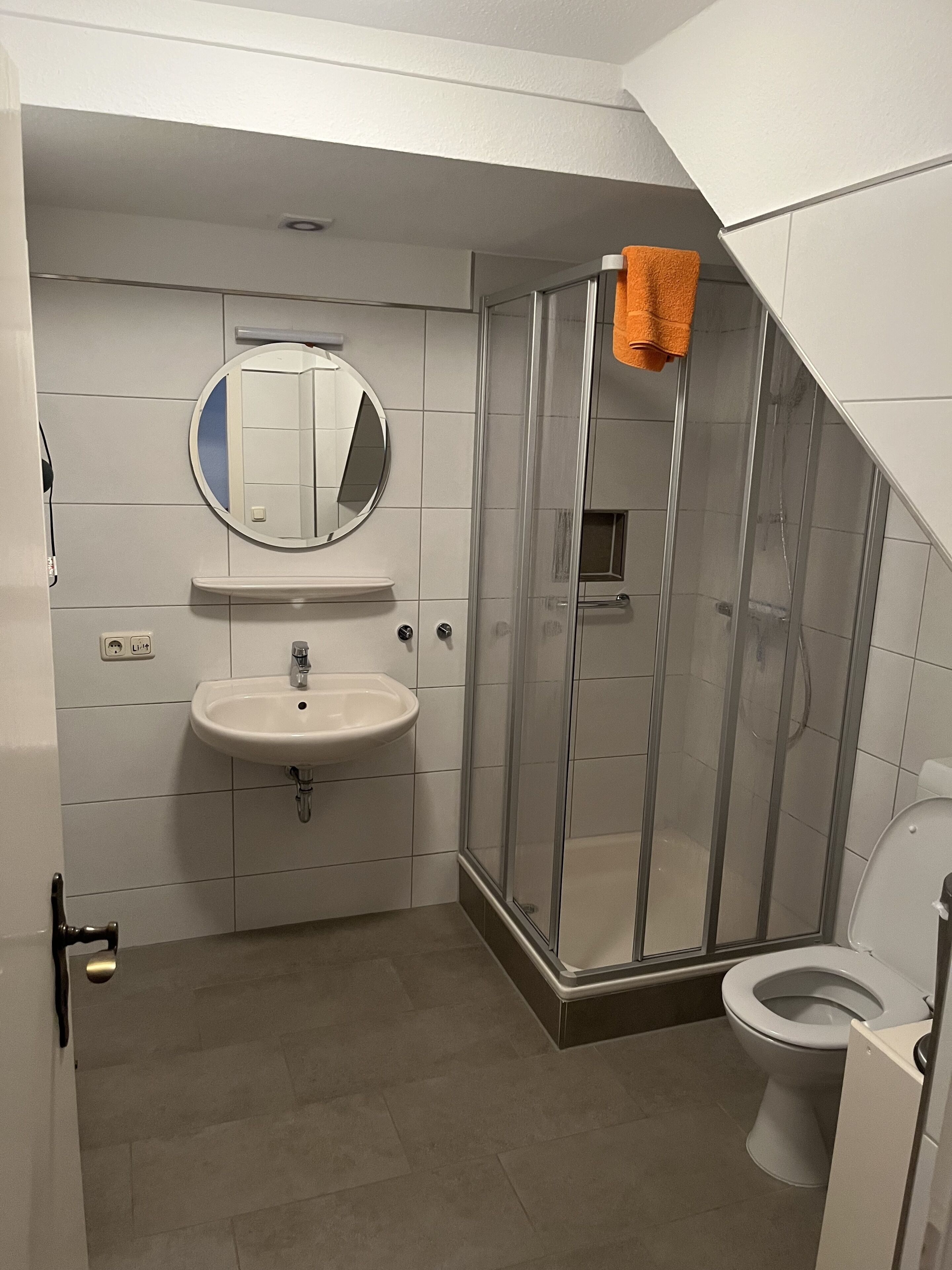 Een douche, een haardroger, toiletpapier