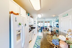 Fridge, microwave, oven, stovetop - Sunny nautical condo with on-site hot tub, pool, & gym - internet, W/D, & AC (Mexico Beach)