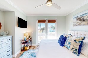 3 bedrooms, iron/ironing board, Internet, bed sheets - Sunny nautical condo with on-site hot tub, pool, & gym - internet, W/D, & AC (Mexico Beach)