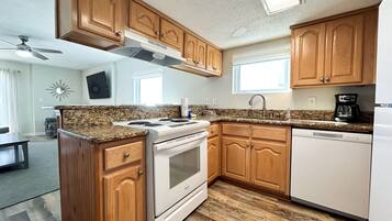 Een koelkast, een magnetron, een oven, een kookplaat