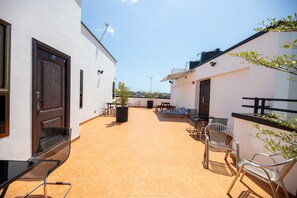 Outdoor dining - Executive One Bedroom Furnished Apartment - 25 mins drive from the Airport (Accra)