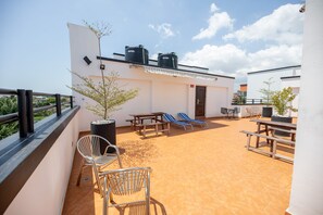 Outdoor dining - Executive One Bedroom Furnished Apartment - 25 mins drive from the Airport (Accra)