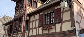 Maison Avec Piscine au Cœur du Village Médiéval de Dambach la Ville