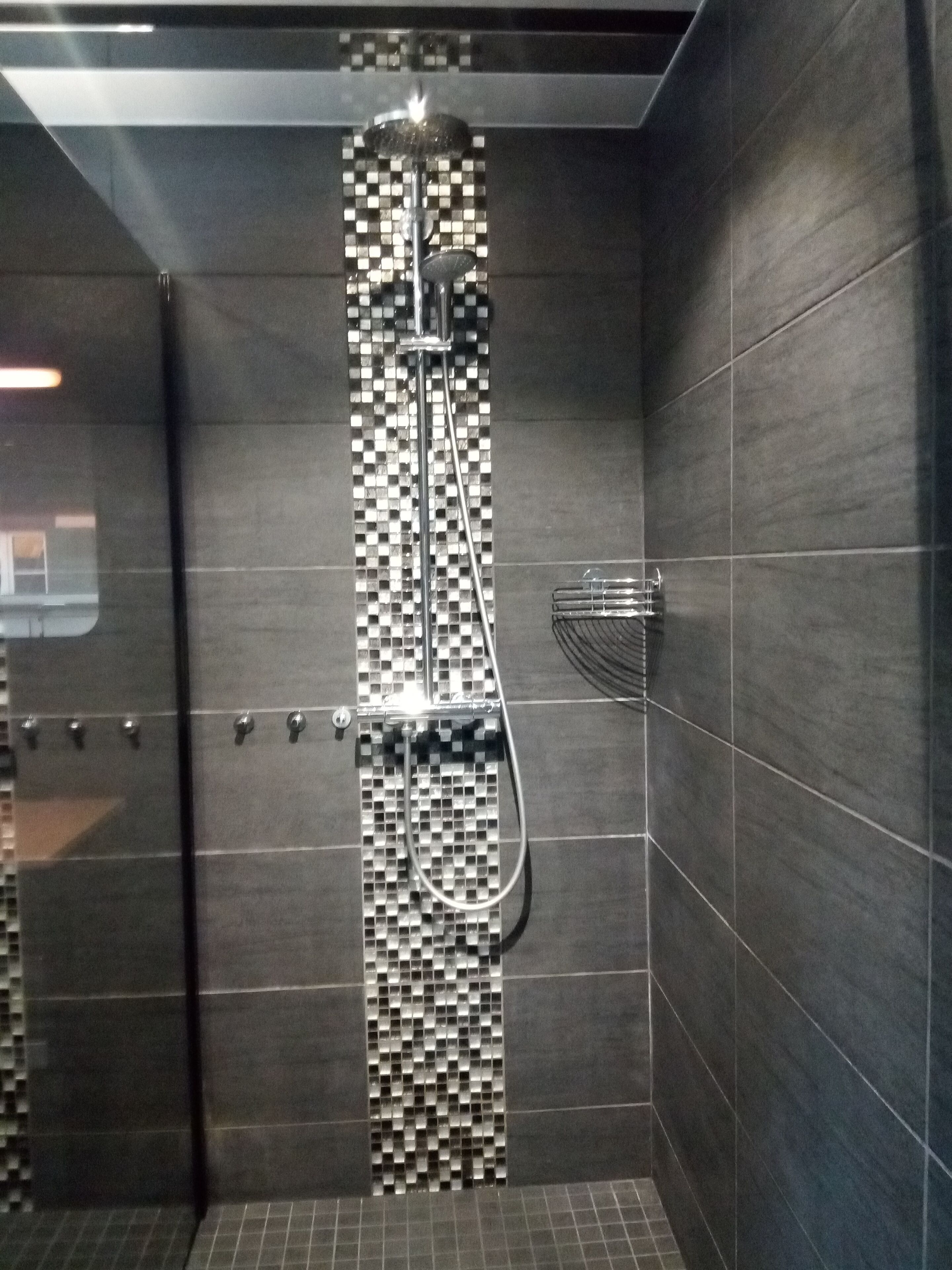Secadora de cabello, toallas, jabón, papel de baño 