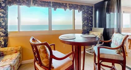 15th-floor beachfront condo with on-site pool, washer/dryer, & AC