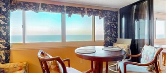 15th-floor beachfront condo with on-site pool, washer/dryer, & AC
