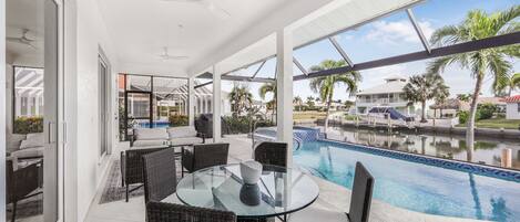 Een verwarmd zwembad