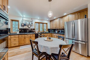 Fridge, microwave, oven, stovetop - Dog-friendly hilltop estate with fireplace & incredible Columbia River view (The Dalles)