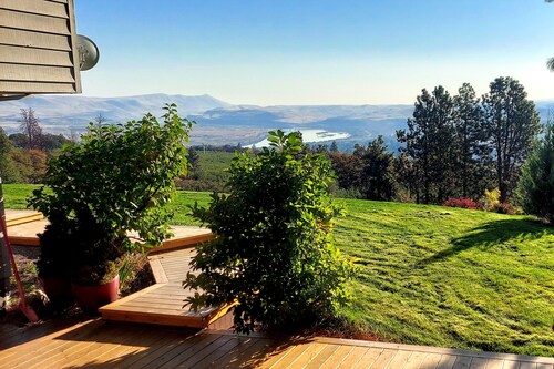 Dog-friendly hilltop estate with fireplace & incredible Columbia River view