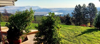Dog-friendly hilltop estate with fireplace & incredible Columbia River view