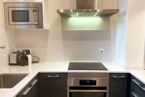 Een koelkast, een microgolfoven, een oven, een kookplaat