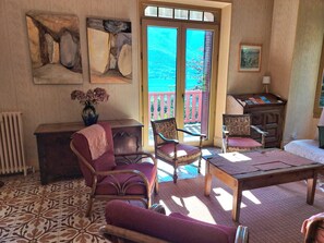 Fernseher, Kamin, Tischtennisplatte, Bücher