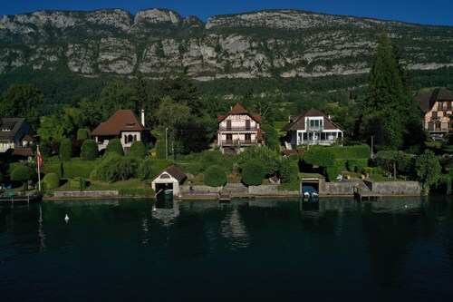 Spacious family house from 30'S years, with private access to the Annecy Lake