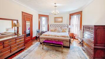 7 quartos, acesso à internet, roupa de cama