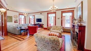 TV, lareira, mesa de pingue-pongue