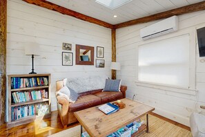 Een televisie, boeken en een stereo