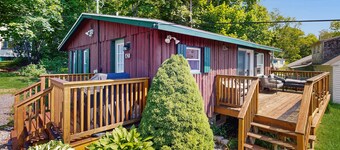 Beautifully updated cabin near town & Barrett's Park with deck, BBQ, & W/D