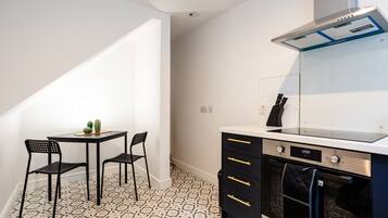 Apartment, Ensuite (Flat 1) | Private kitchen | Fridge, microwave, oven, stovetop