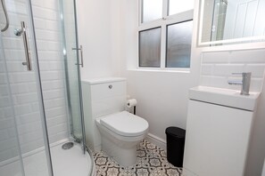 Apartment, mit Bad (Flat 1) | Badezimmer | Kostenlose Toilettenartikel, Haartrockner, Handtücher, Toilettenpapier