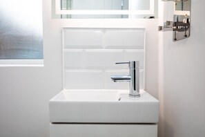 Apartment, Ensuite (Flat 1) | Bathroom | Free toiletries, hair dryer, towels, toilet paper - Thorne Road Apartments (Doncaster)