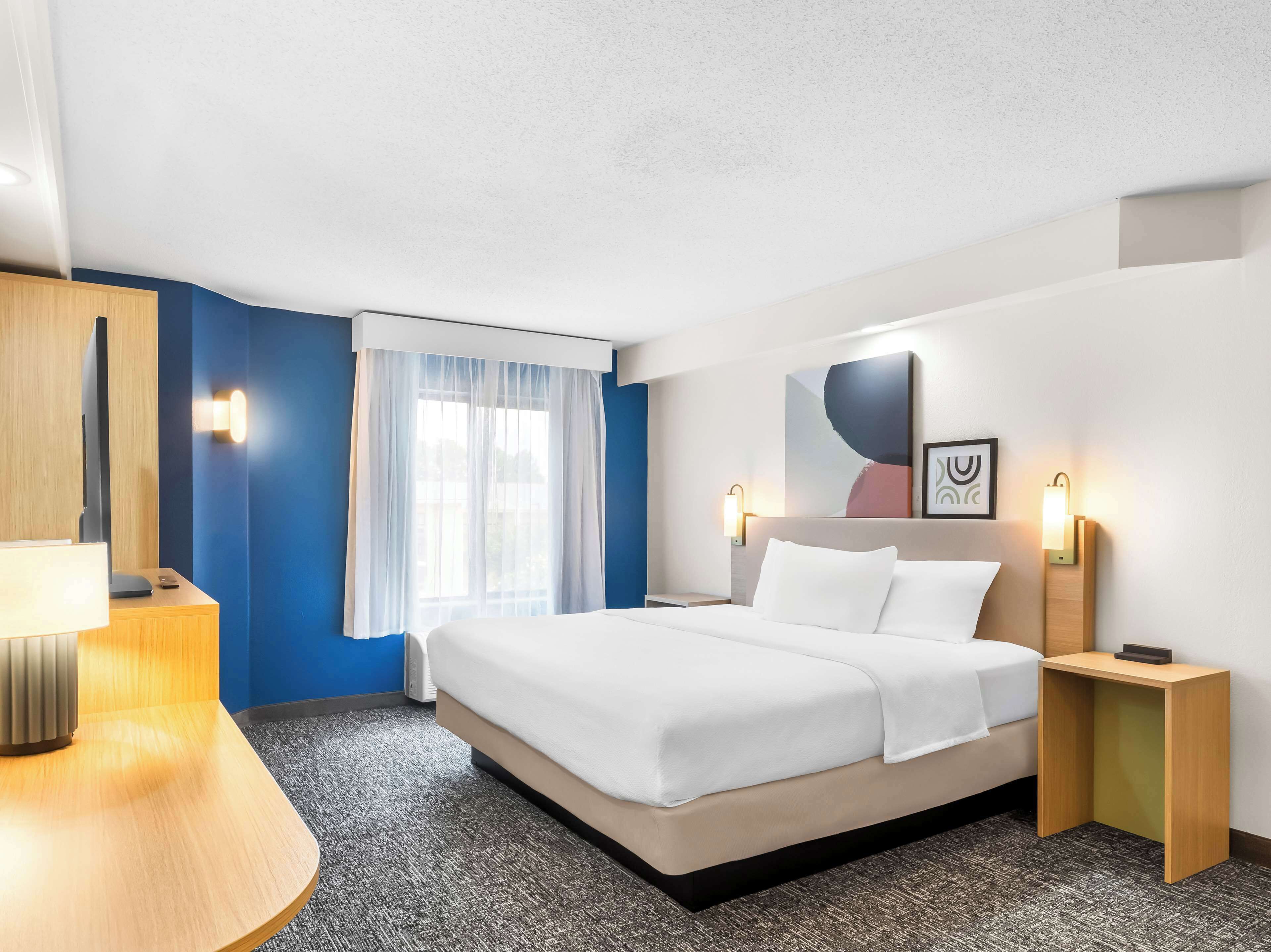 Muebles diferentes, escritorio y espacio para trabajar con laptop 