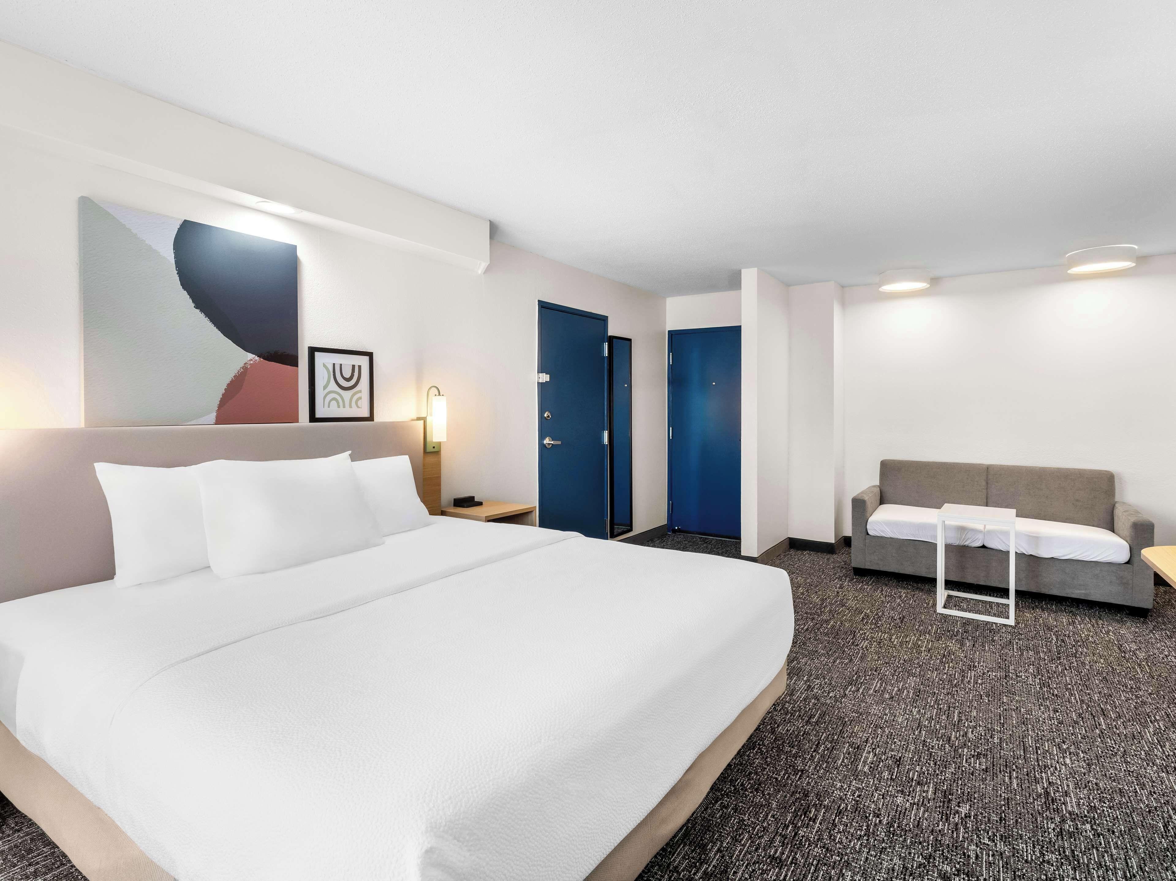 尊榮開放式客房, 多張床 | 起居區 | 32-吋智慧型電視，提供有線頻道