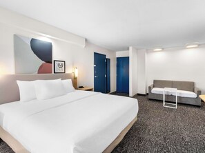 Estudio Premium, varias camas | Área de sala de estar | Smart TV de 32 pulgadas con canales por cable