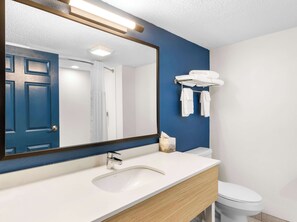Premium Studio, Multiple Beds | Bathroom