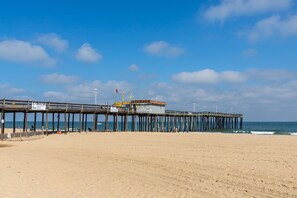 Beach - 3rd-floor waterfront condo with outdoor pool, water views, balcony, W/D, AC (Ocean City)