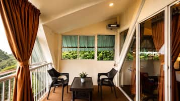 Deluxe Room, Balcony | WiFi (free), bed sheets
