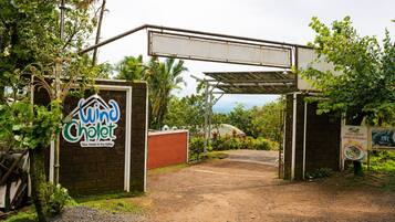 Una entrada con portón a una propiedad con un letrero que dice 'Wind Jet Your Home in the Valley'.