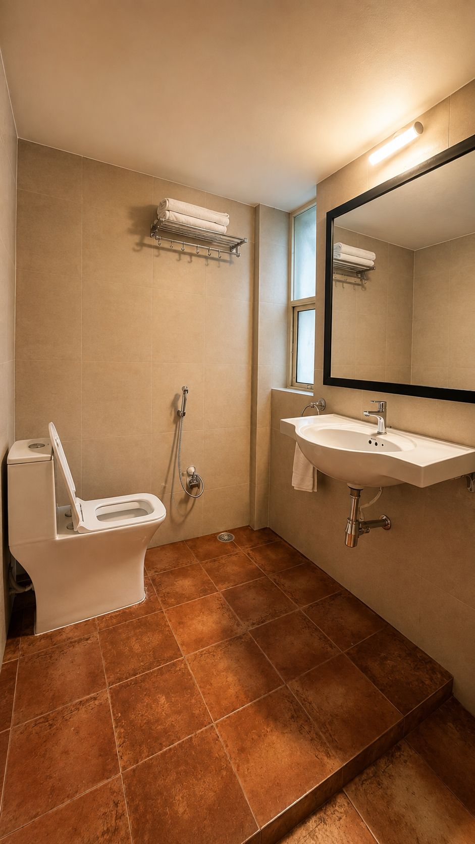 Een badkamer met toilet, wastafel en douche.
