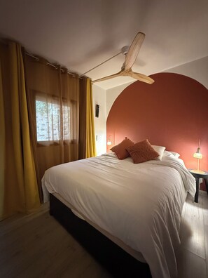 1 habitación, tabla de planchar con plancha y cuna de viaje 