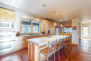 Fridge, microwave, oven, stovetop - Idyllic mountain retreat with pool, patio & private hot tub - near golf & skiing (Sunriver)