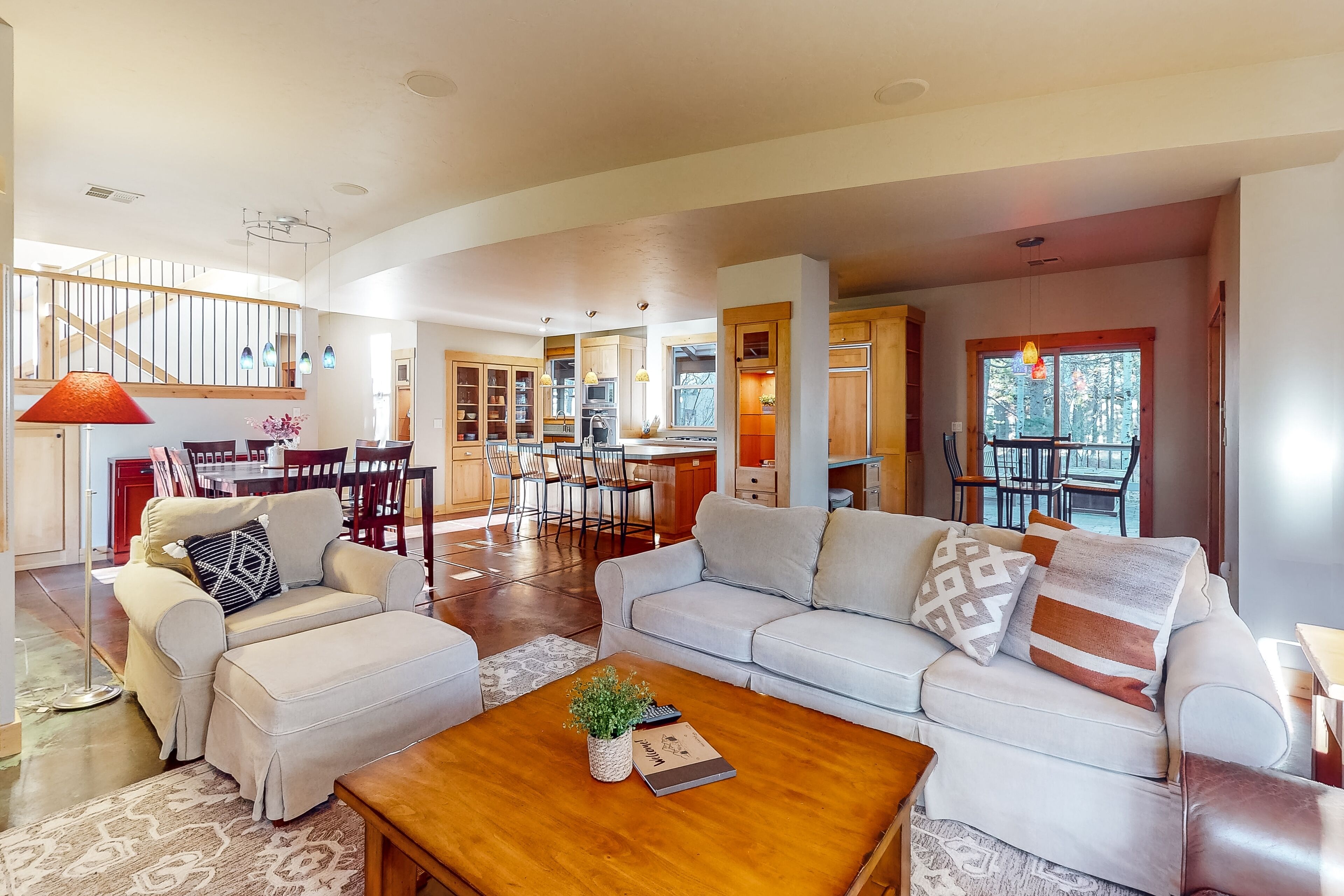 テレビ、暖炉、書庫、ステレオ