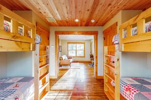 4 bedrooms, iron/ironing board, Internet, bed sheets - Idyllic mountain retreat with pool, patio & private hot tub - near golf & skiing (Sunriver)