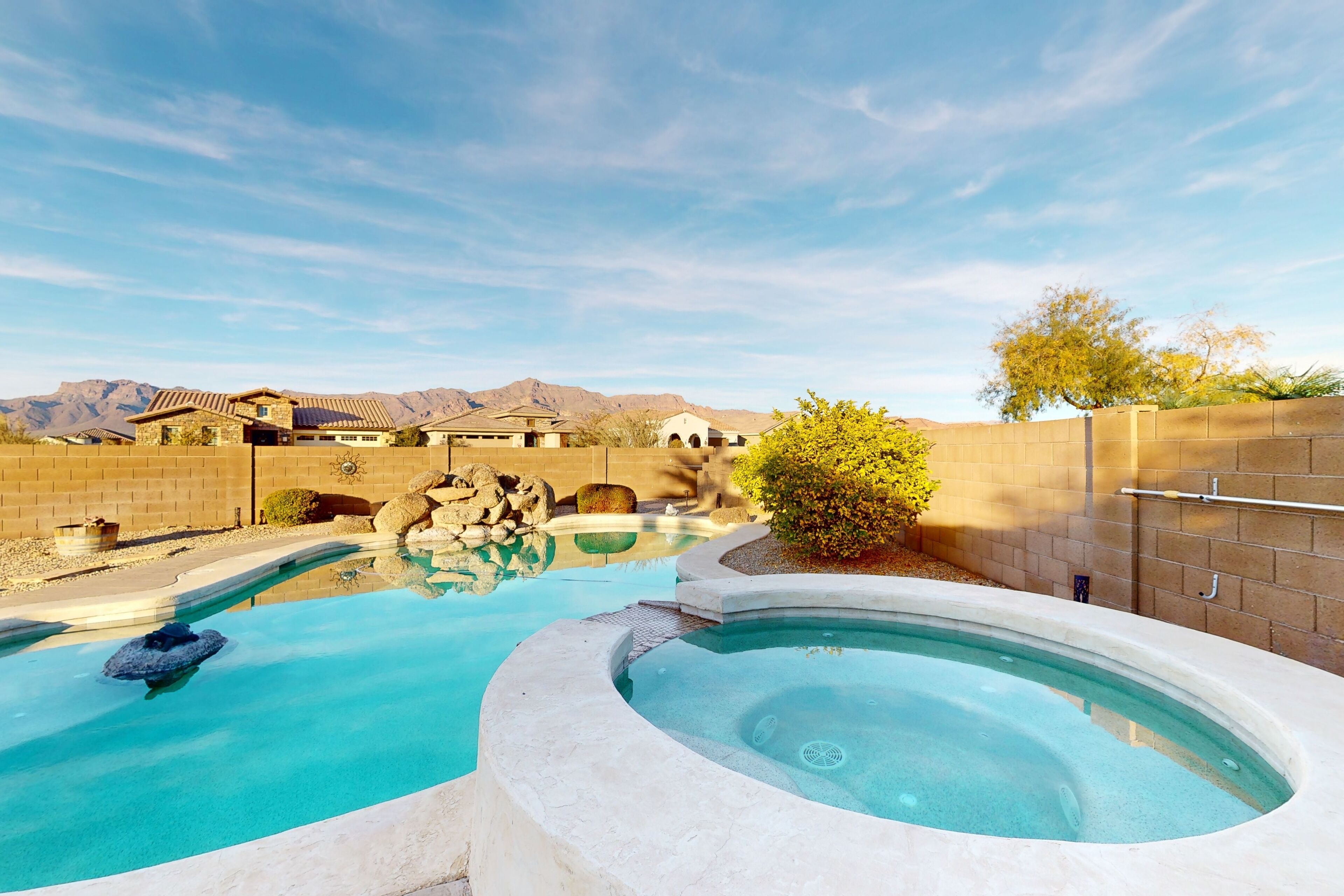 Desert escape with gorgeous mountain view, pool, spa & expansive patio