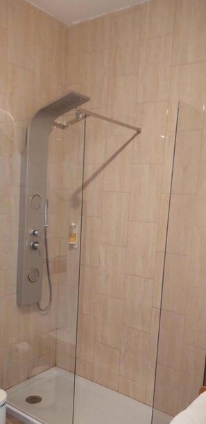 Executive Apartment | Bathroom | Shower, hydromassage showerhead, hair dryer, bidet - NEW LIFE - FUNDACAO SERRALVES STUDIO-0F (Porto)