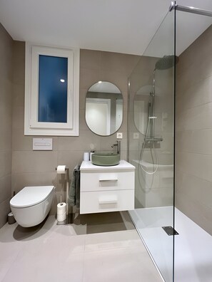 Shower, free toiletries, hair dryer, towels