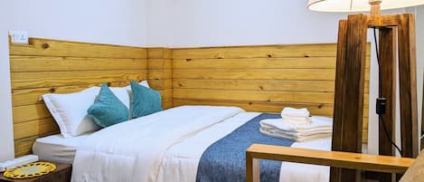 1 habitación, caja de seguridad en la habitación y escritorio