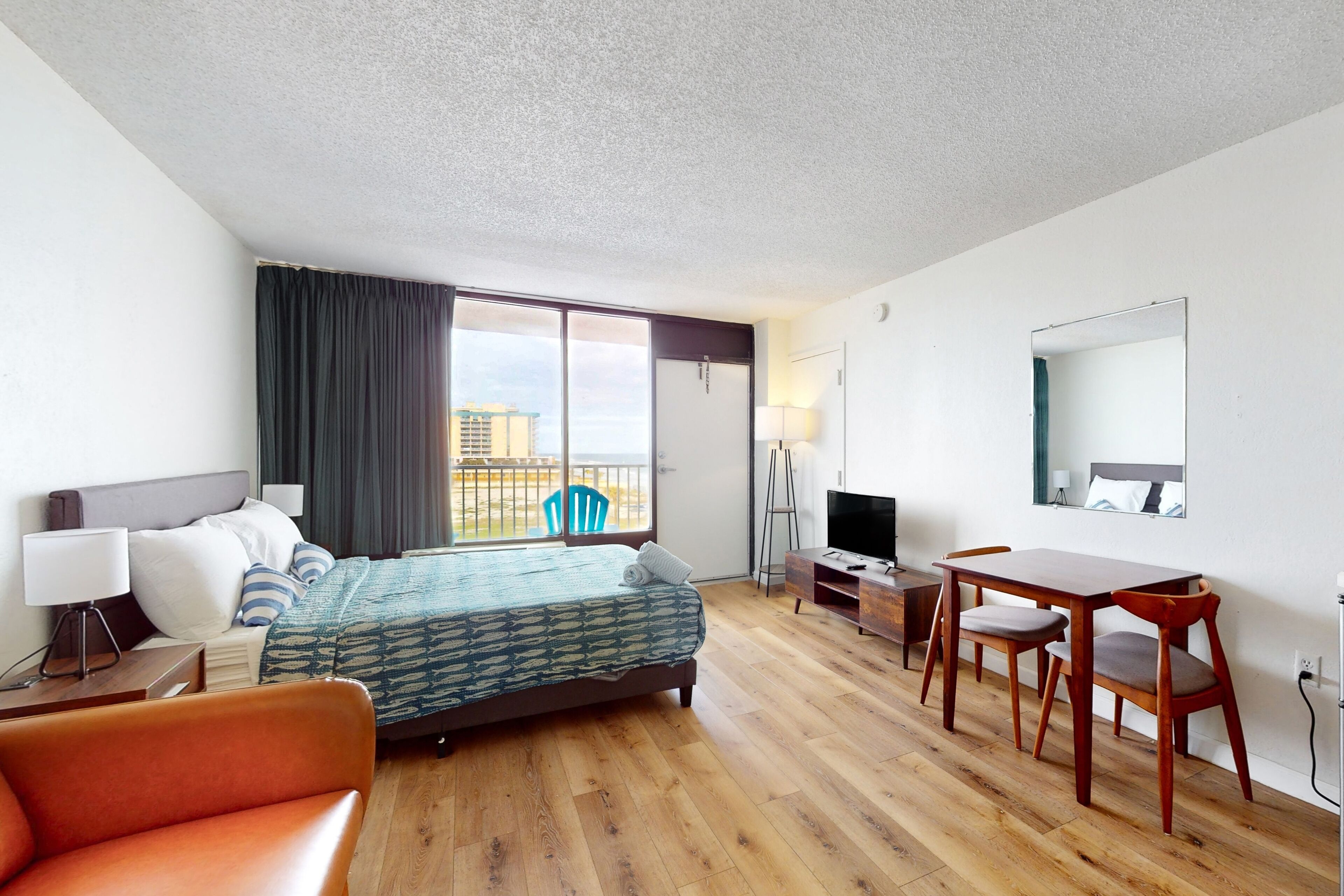 5th-floor aparthotel room with private balcony, AC, W/D, & kitchenette