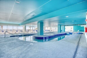 Una piscina cubierta, una piscina al aire libre