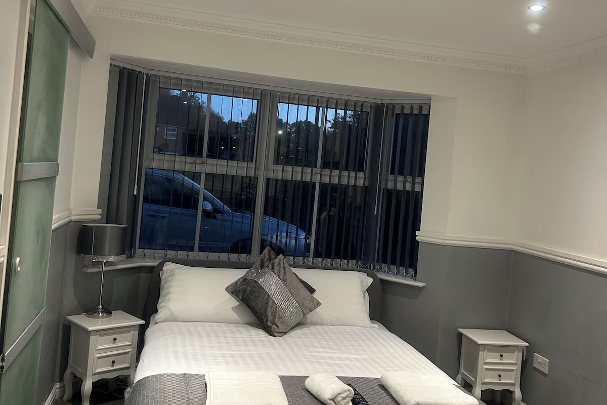 Deluxe Double Room | Individually decorated, individually furnished, desk, laptop workspace