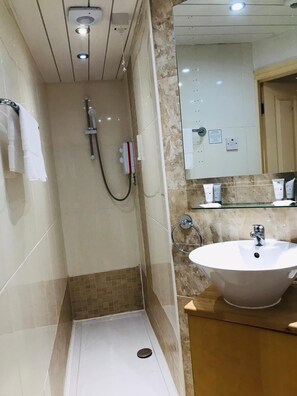 Kamar Double Eksekutif | Kamar mandi | Pancuran hujan dan perlengkapan kamar mandi ramah lingkungan