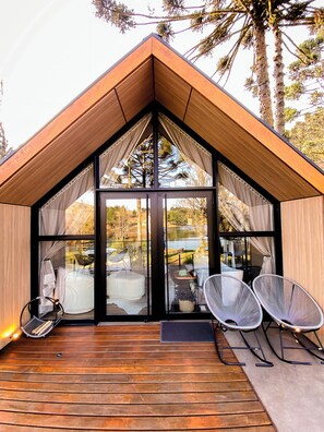 Deluxe-Ferienhütte, Whirlpool (Lake House Casal Vista Lago) | Wohnbereich | Smart-TV