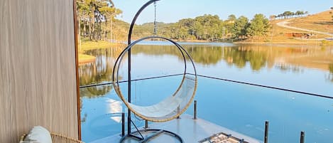 Panorama huisje, hot tub, uitzicht op meer | Woonruimte | Een smart-tv