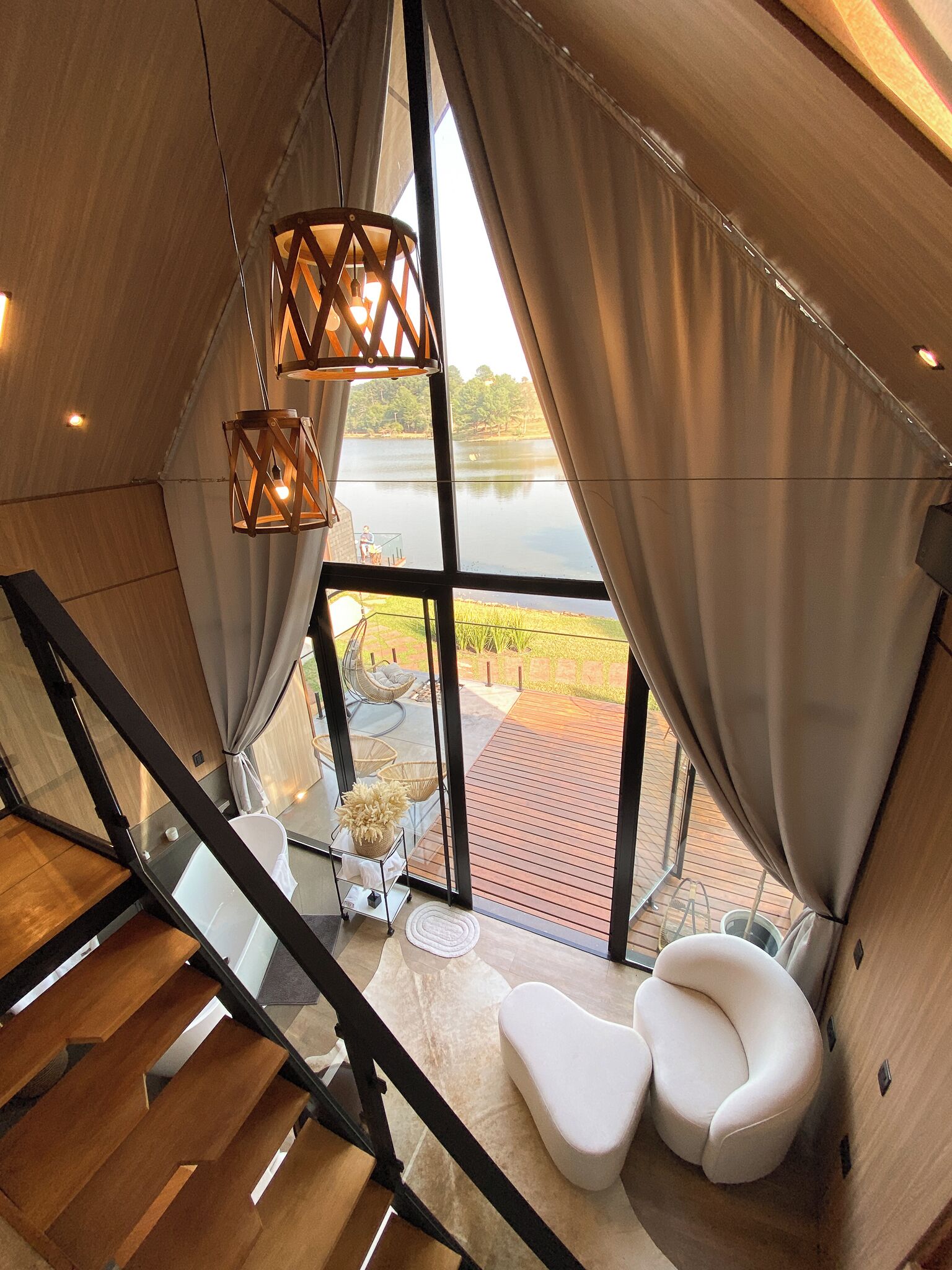 Cabaña de lujo, bañera de hidromasaje, vistas al lago | Zona de estar | Una Smart TV