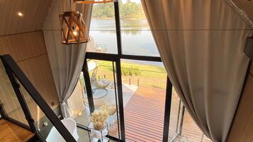 Cabane Luxe, bain à remous, vue lac | Coin séjour